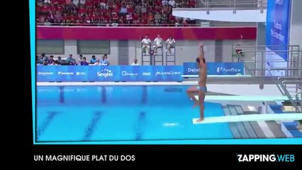 Une femme se lave les parties intimes dans l'évier de la cuisine !