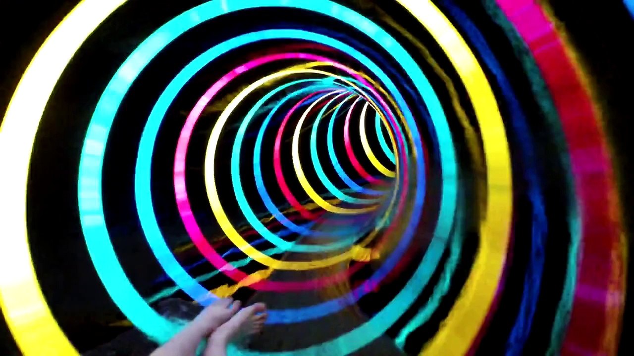 Le "Black Hole", un toboggan aquatique lumineux