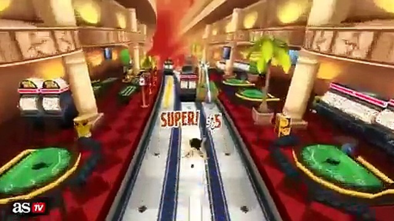 Cristiano Ronaldo Escapes The Paparazzi In A Video Game