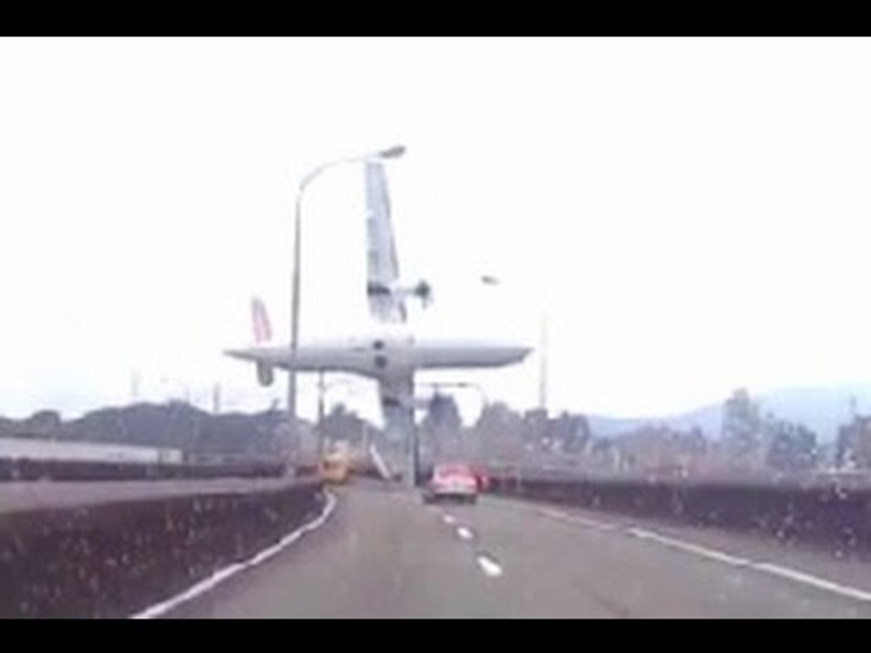 台湾復兴航空 TransAsia Flight GE235 Crashes Into A River In Taipei