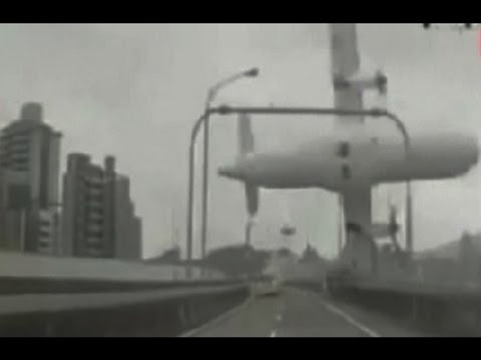 The Moment TransAsia Flight GE235 Crashes Into A River In Taipei
