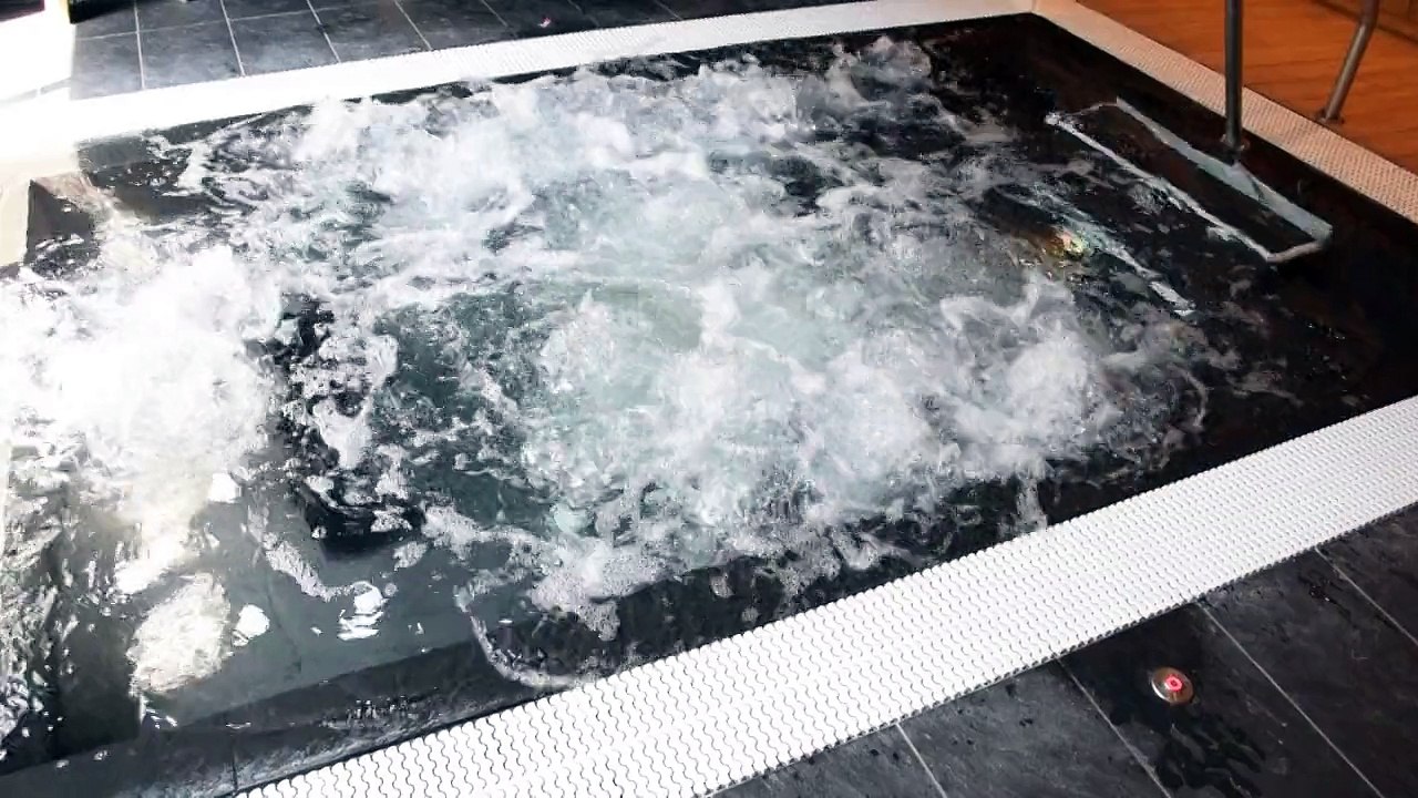 VitalSpa Bouc-Bel-Air : Bassin Onsen (Japon)