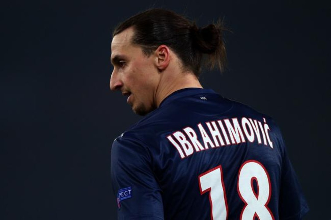 Quand Ibrahimovic prend une caméra pour une poubelle - ZAPPING ACTU HEBDO DU 13/06/2015