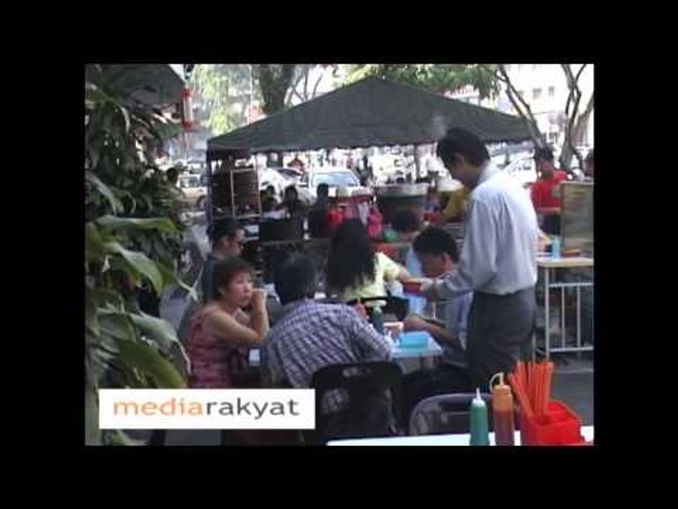 (2005) Tian Chua Selling Mooncakes On The Street To Fund His Service Centre