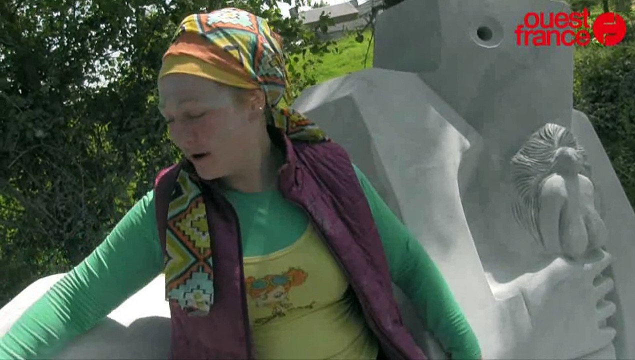 Sculptures de Cerisy-la-Forêt. Une femme contre 6 tonnes de marbre.