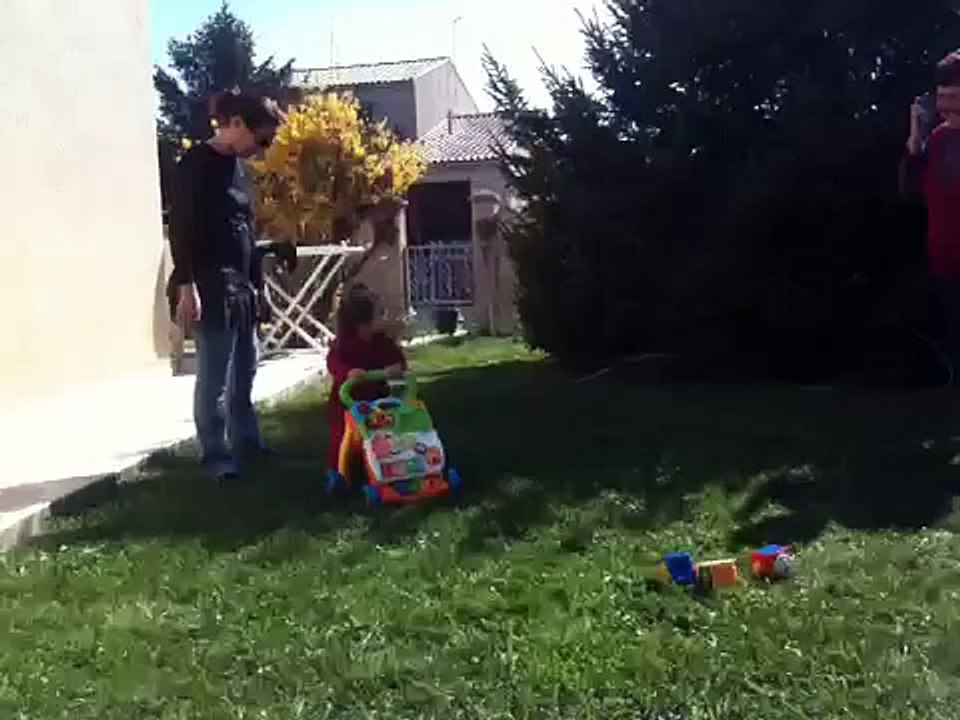 Bébé chute drole