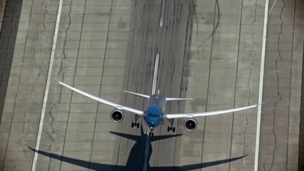 Un avion décolle presque à la verticale