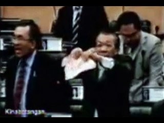 Drama Kertas Usul Di Parlimen