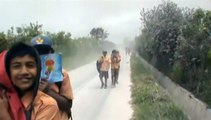 Indonésie : le volcan Sinabung toujours en activité pousse les habitants en dehors de la région