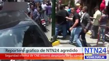 Reportero de NTN24 fue agredido durante protestas frente al CNE