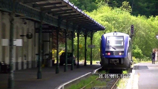 LE TRAIN MAUZIN - voiture 211 - retrouve le TER AUVERGNE, X 73 694, en gare du MONT-DORE, le 20 MAI 2015.