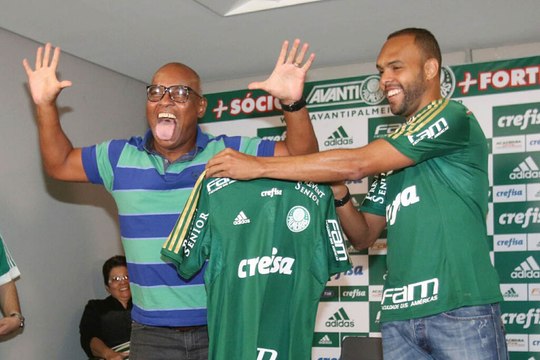 Alecgol veste a camisa e canta o hino do Palmeiras na apresentação