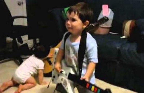 A 2 ans, un garçon reprend Bulls on Parade sur Guitar Hero