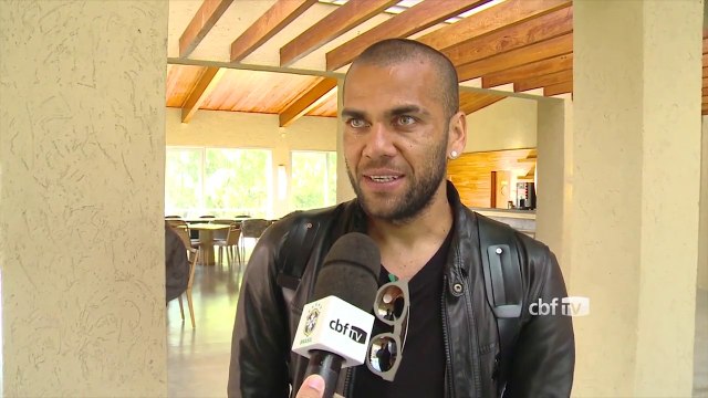 Daniel Alves esquece as férias e celebra volta à Seleção