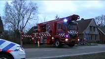 uitklappen van Hoogwerker 2151 van brandweer oldenzaal bij schoorsteenbrand losser