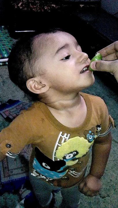 baby xaviyar tasting lemon