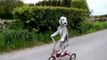 Este es el perro que aprendió a manejar bicicleta