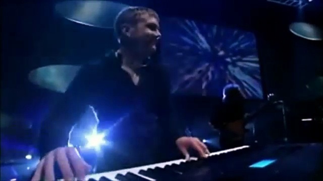 Bee Gees - Closer Than Close