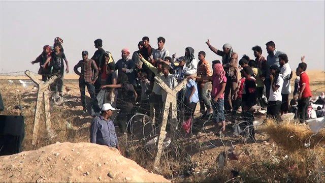 Syrian refugees flee fighting into neighbouring Turkey