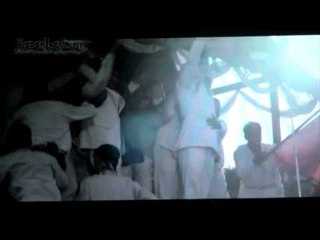 Nonton Film Soekarno, Dewi Perssik Pakai Kebaya