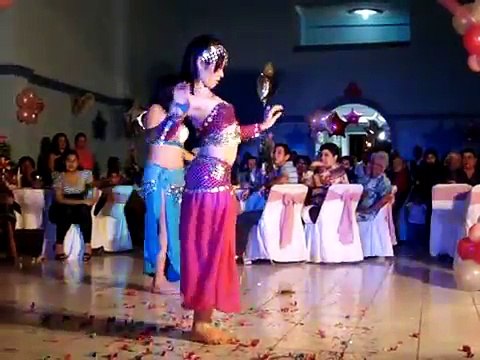 itzel bailando danza arabe y belly dance en sus XV años