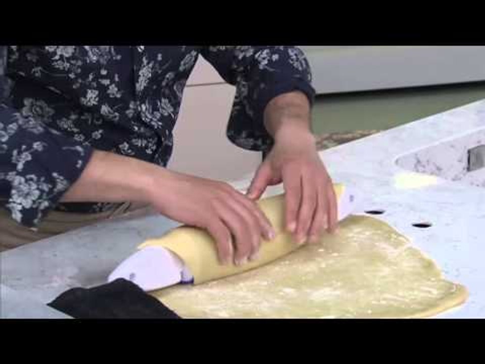 COCA DE CEBA I PEBROT AMB BACALLÀ CONFITAT