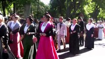 Arles fete des Gardians défilé de la population en costumes traditionnels