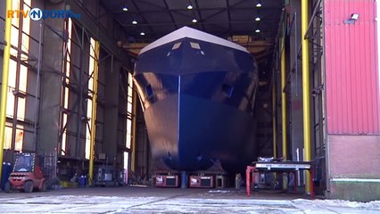Schip met moderne boeg gaat te water in Hoogezand