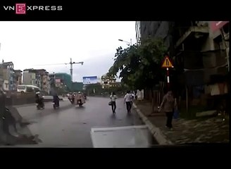 Giật túi xách giữa chốn đông người tại chân cầu Vĩnh Tuy