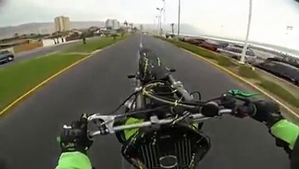 escapando de la policia en moto