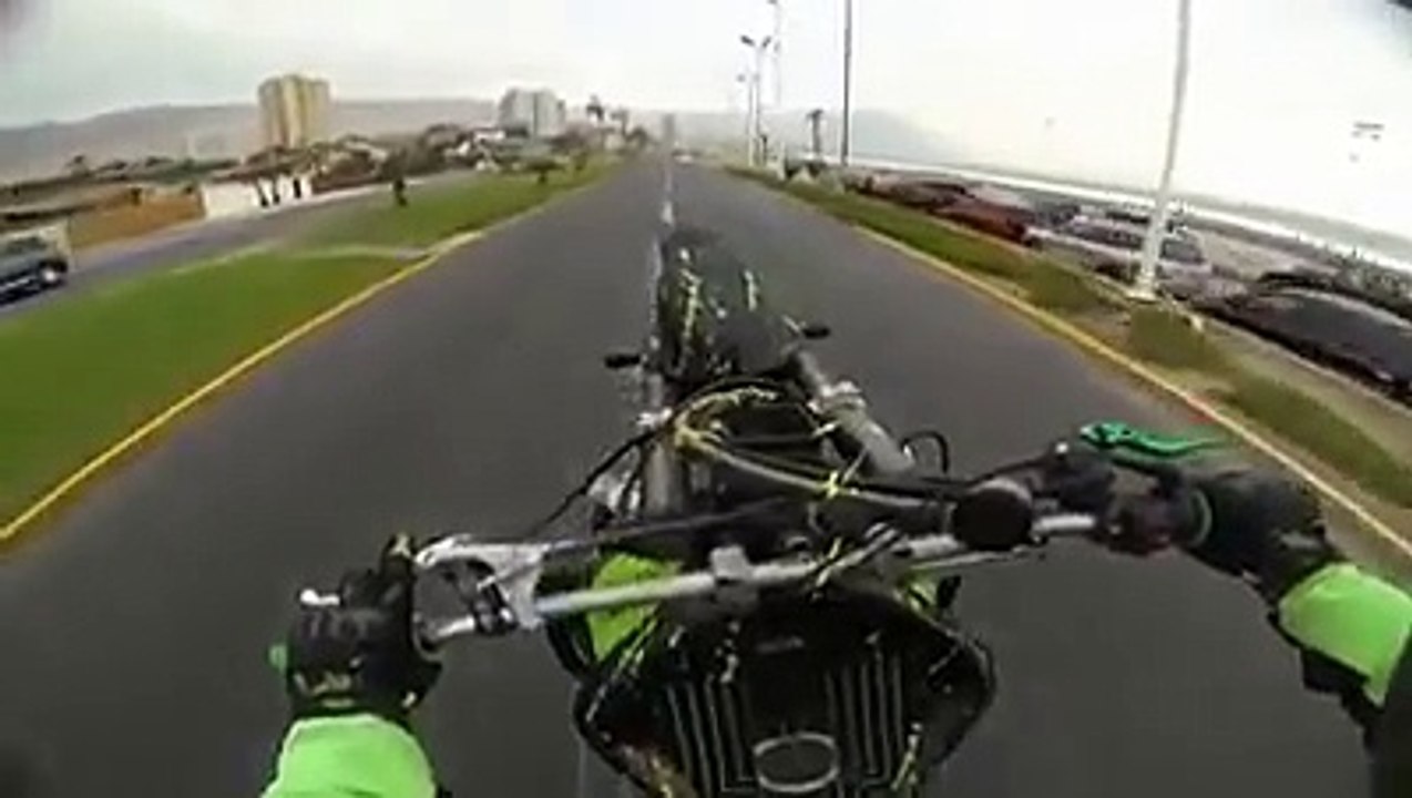 escapando de la policia en moto