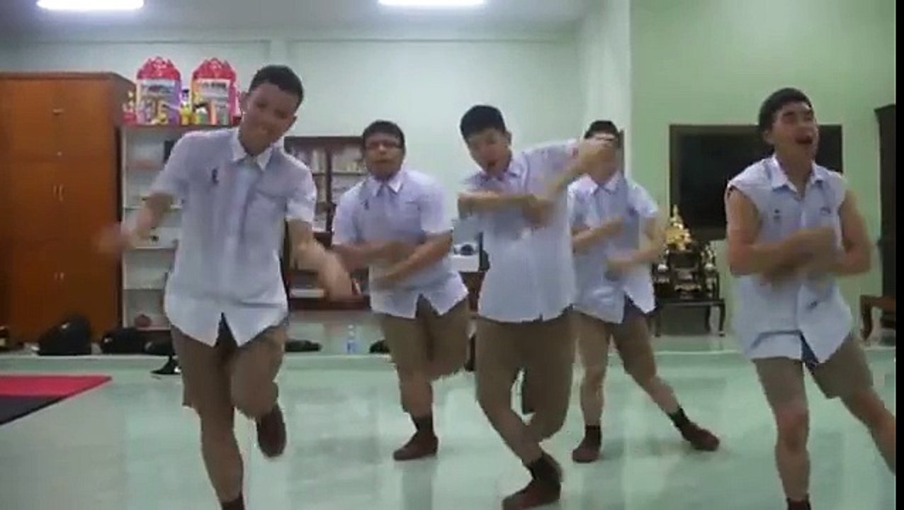 Thai students funny dance !