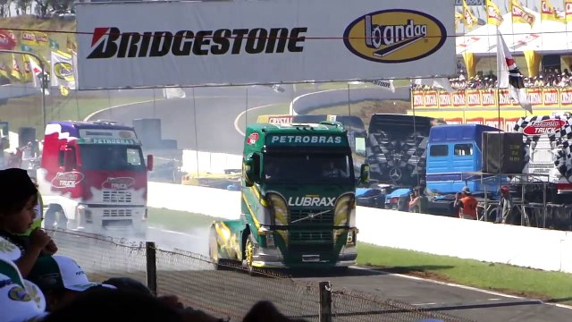 FORMULA TRUCK 2011 - ETAPA DE LONDRINA - MANOBRAS RADICAIS COM CARRETAS 2 - HD 1080p