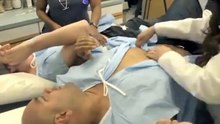 Deux Hommes Testent les Contractions de l’Accouchement !