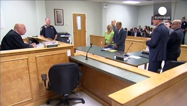 Usa: c'è una storia d'amore dietro la fuga dei due ergastolani. Arrestata un'impiegata del carcere per favoreggiamento