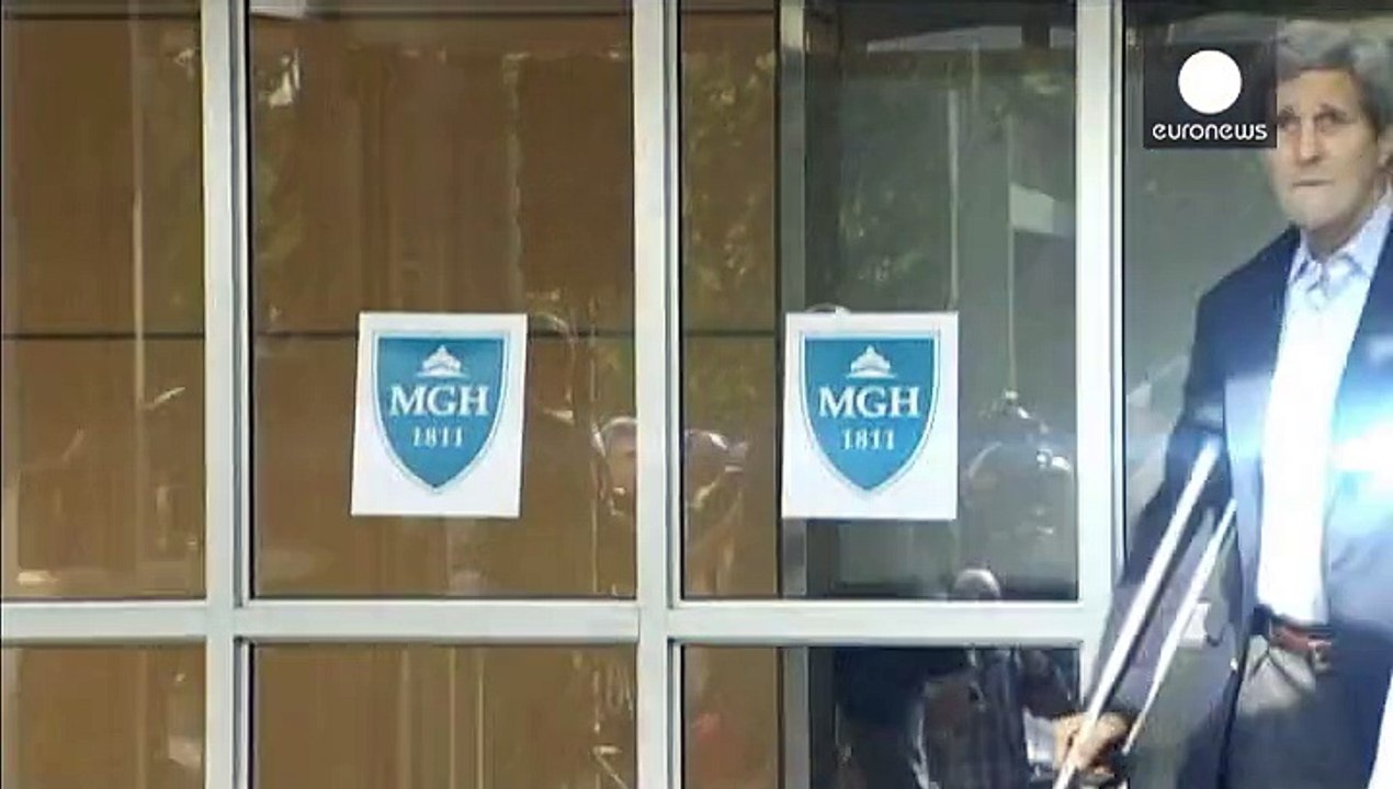 John Kerry sale del hospital,en muletas, pero recuperado