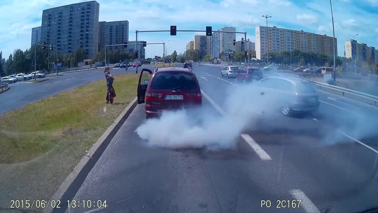 Nice guy helping female driver stuck on the road with her out of order car : heavy smoke