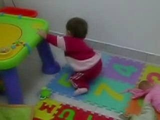 Jade 1 ans danse debout