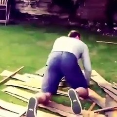 Un homme fonce contre une barrière en bois