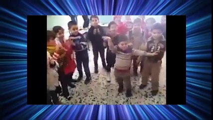 ولد يرقص بطريقة مضحكة