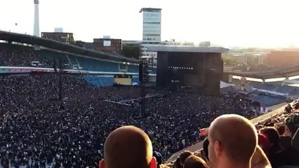 Dave Grohl Broke His Leg During A Concert And Kept Playing, Because He’s A Hero