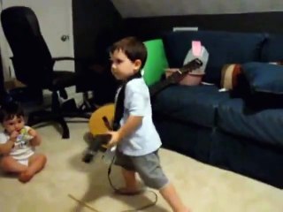 Download Video: Gamin de 2 ans comme un fou pendant sa partie de Guitar hero - Bulls on Parade de Rage Against The Machine