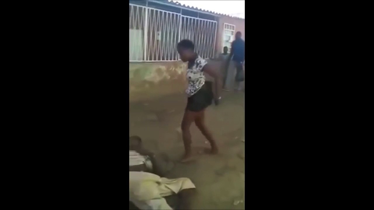 Une femme met KO un homme avec une technique de judo