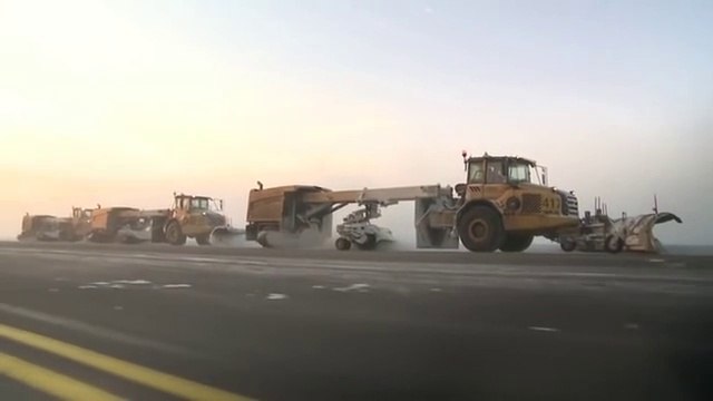 Snow-clearing at Stockholm Arlanda Airport in less than 1 minute ! Impressive !
