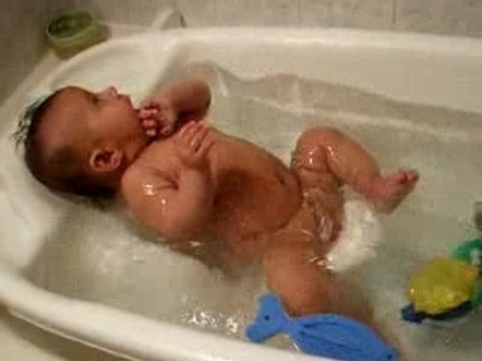 Maya casse la baignoire !