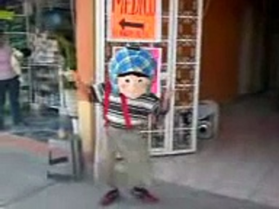 Chavo del 8 Bailando