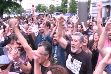 Madrileños apoyan a Carmena en Cibeles