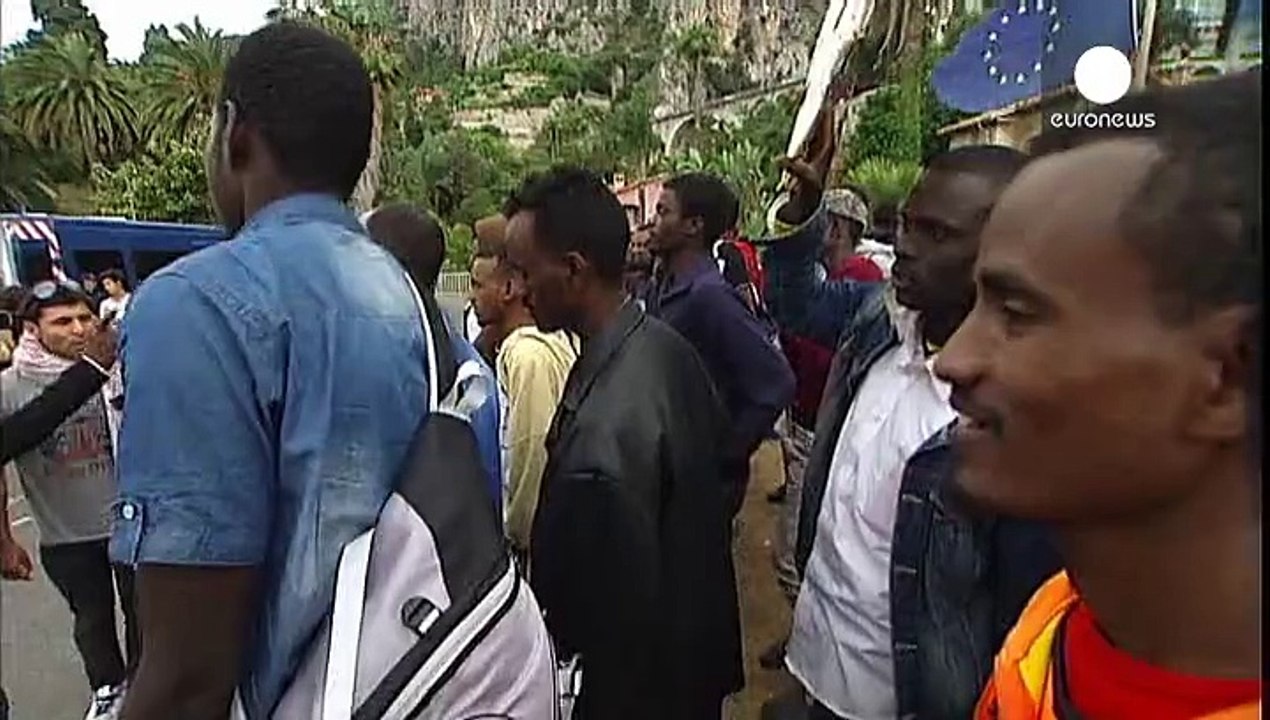 Flüchtlinge halten an französisch-italienischer Grenze Sitzstreik ab