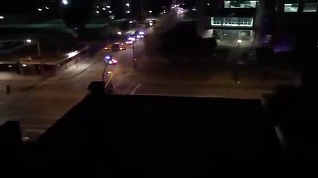 Dallas: fusillade devant le QG de la police