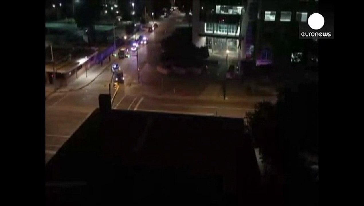 Unbekannte attackieren us-polizeihauptquartier mit sturmgewehren